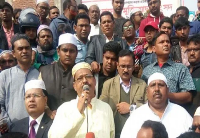 সাংবাদিককে গুলি করেছেন মেয়র, পুলিশের সহায়তায় পালিয়েছেন 