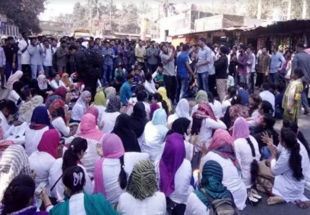 চট্টগ্রামে শিক্ষার্থীদের সড়ক অবরোধ, ভোগান্তিতে পথচারী 