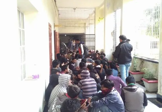 রুয়েটে আন্দোলনের মুখে ৩৩ ক্রেডিট বাতিল