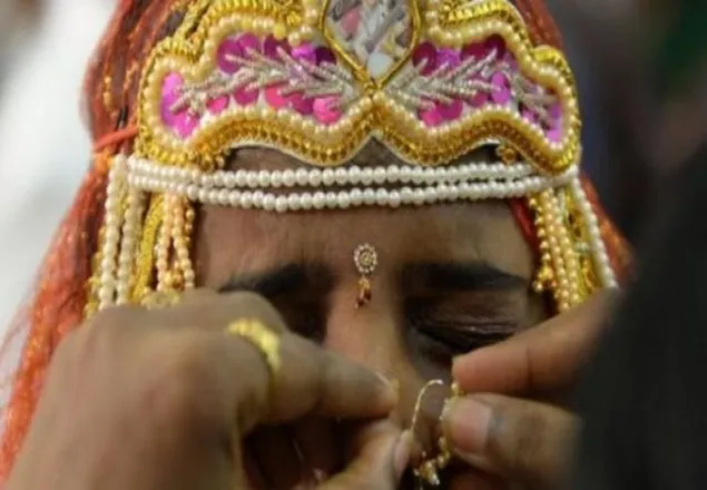স্কুলের পাঠ: মেয়েরা 'অসুন্দর' হলে পণের দাবি বাড়ে 