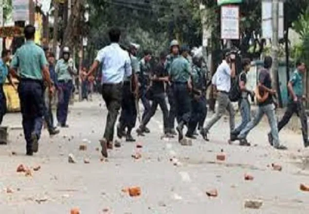 রাজধানীতে পুলিশ-ছাত্রদল সংঘর্ষে  আহত ৩০, আটক ১০ 