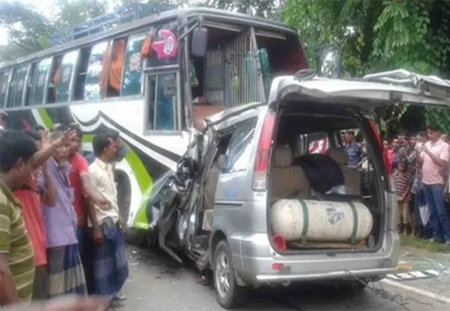 নরসিংদীতে বাস- মাইক্রোবাস সংঘর্ষে নিহত ১১