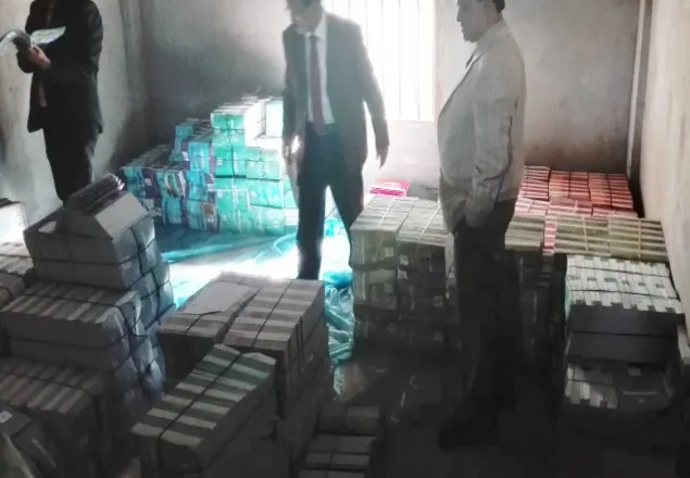 নড়াইলে শিক্ষা অফিসের গোডাউনে দুদকের অভিযান 