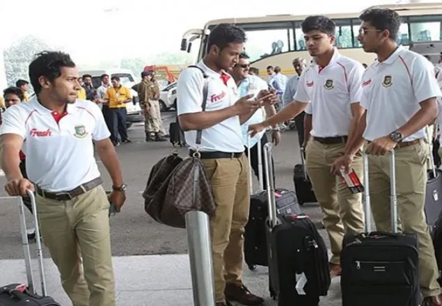 দুপুরে দেশে ফিরছে মুশফিকরা