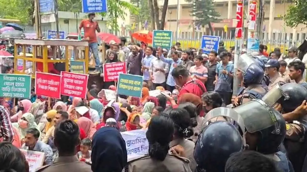 শাহবাগে সুপারিশপ্রাপ্ত শিক্ষকদের অবস্থান, পুলিশের সঙ্গে ধস্তাধস্তি