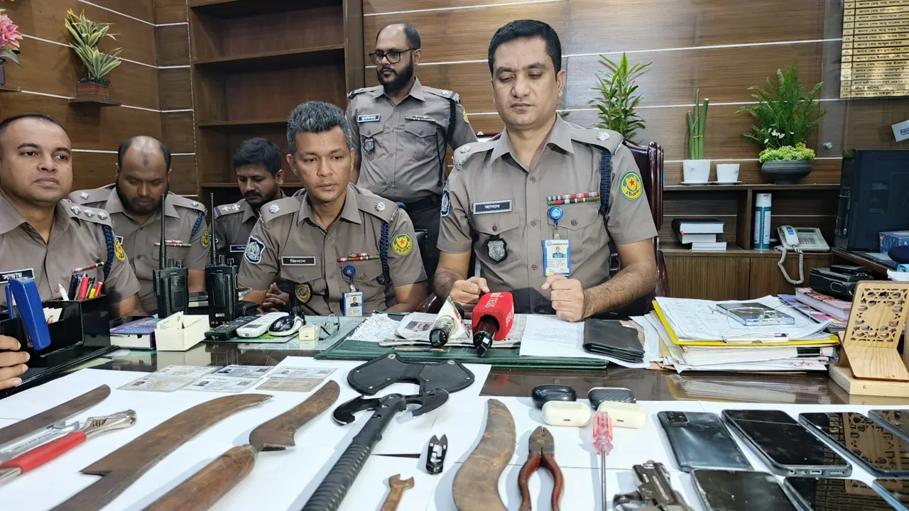 মোহাম্মদপুরে পুলিশের ওপর ছিনতাইকারীদের হামলা, গ্রেফতার ৩