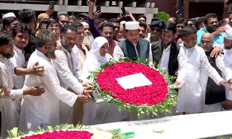 বঙ্গবন্ধুর সমাধিতে শ্রদ্ধা জানালেন মেয়র জায়েদা খাতুন