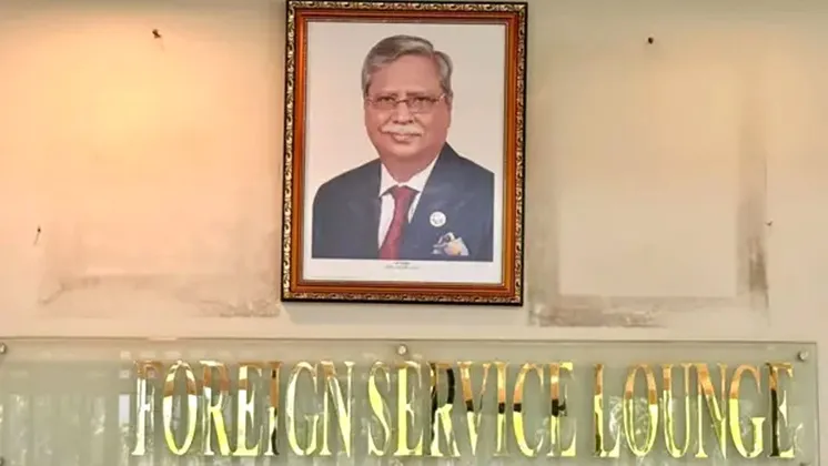 যে কারণে বিভিন্ন দূতাবাস থেকে সরানো হয়েছে রাষ্ট্রপতির ছবি