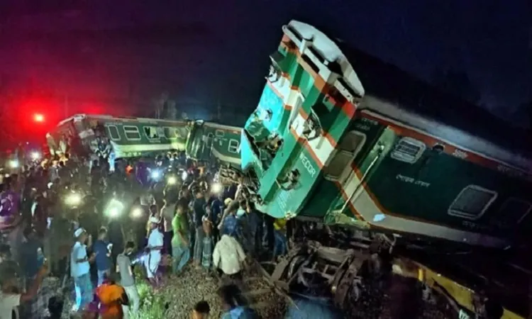 ট্রেন দুর্ঘটনায় রেলের ৩ কর্মকর্তা সাময়িক বরখাস্ত