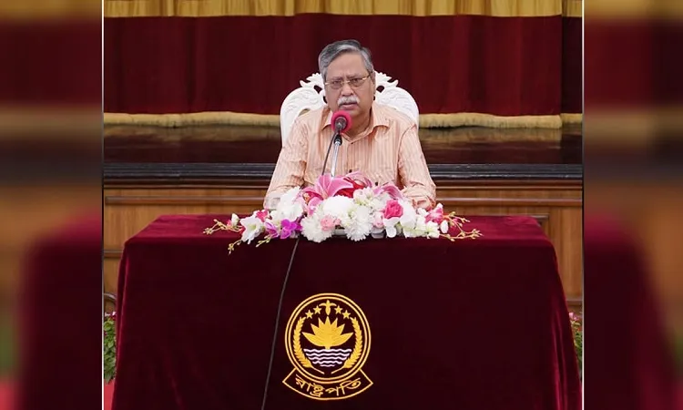 কর্মকর্তা-কর্মচারীদের স্বচ্ছতা ও জবাবদিহি নিশ্চিত করতে হবে: রাষ্ট্রপতি