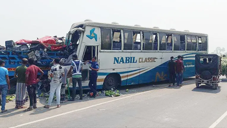 দিনাজপুরে বাস-ট্রাক মুখোমুখি সংঘর্ষ : ২ চালক নিহত, আহত ১২