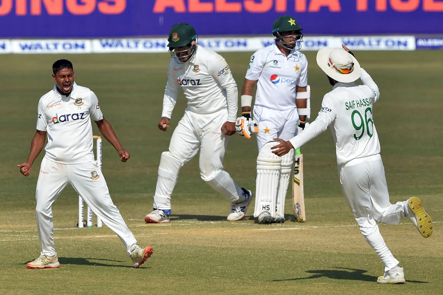 তাইজুলের ঘূর্ণিতে অলআউট পাকিস্তান, ৪৪ রানের লিড নিয়েছে বাংলাদেশ