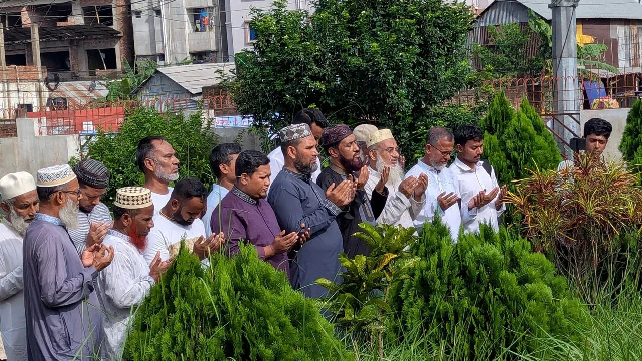 শহীদ মুগ্ধ ও জয়ের কবর জিয়ারত করলেন জামায়াত নেতৃবৃন্দ
