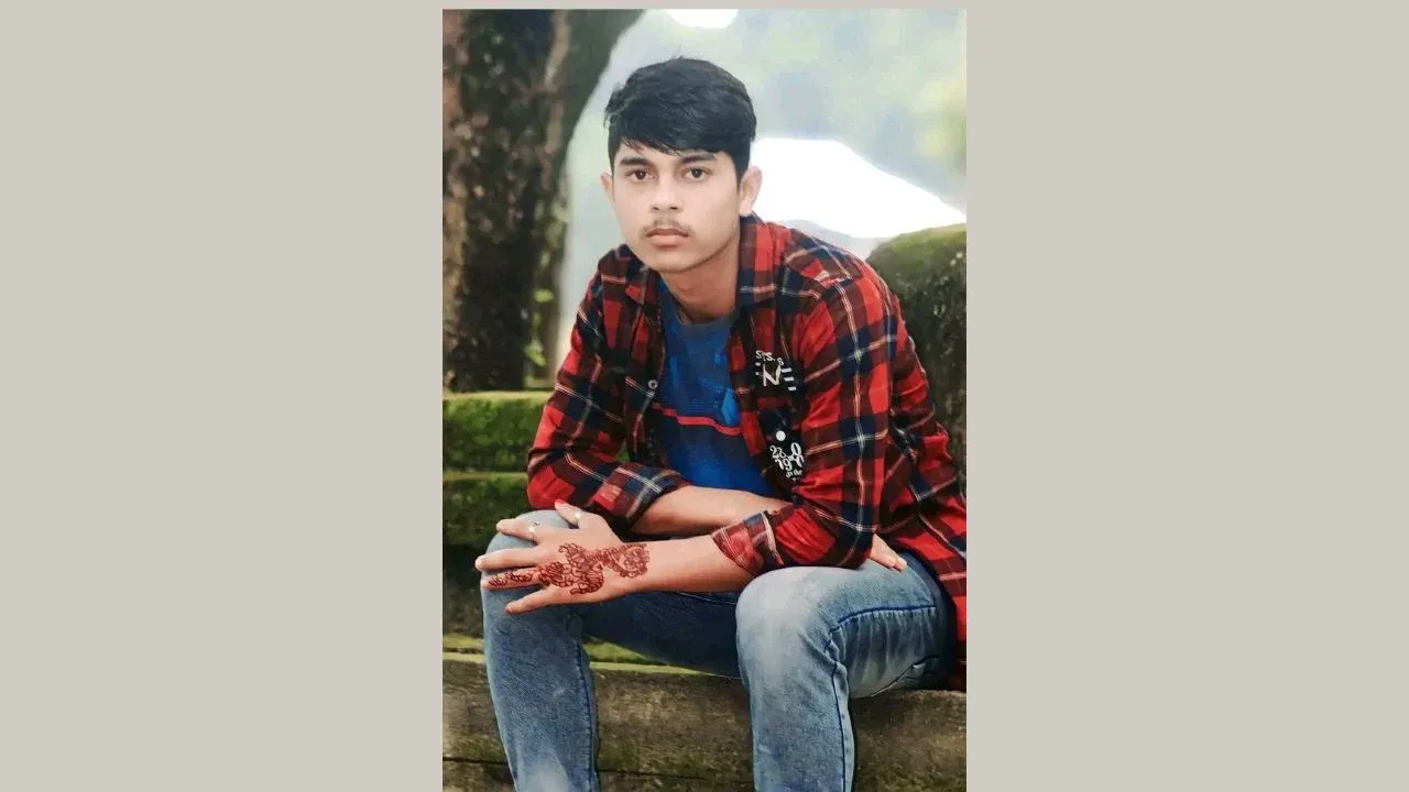 নেত্রকোনায় আন্তনগর ট্রেনে কাটা পড়ে পোশাককর্মী নিহত
