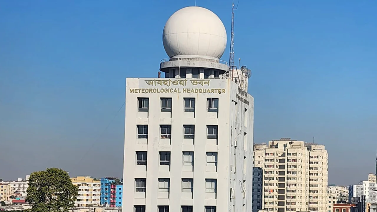 রোদোজ্জ্বল আকাশের সঙ্গে কমছে ভ্যাপসা গরম