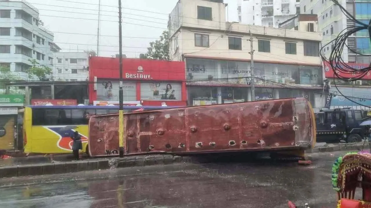 ঢাকায় ডিভাইডার ভেঙে অন্য বাসে আরেক বাসের ধাক্কা