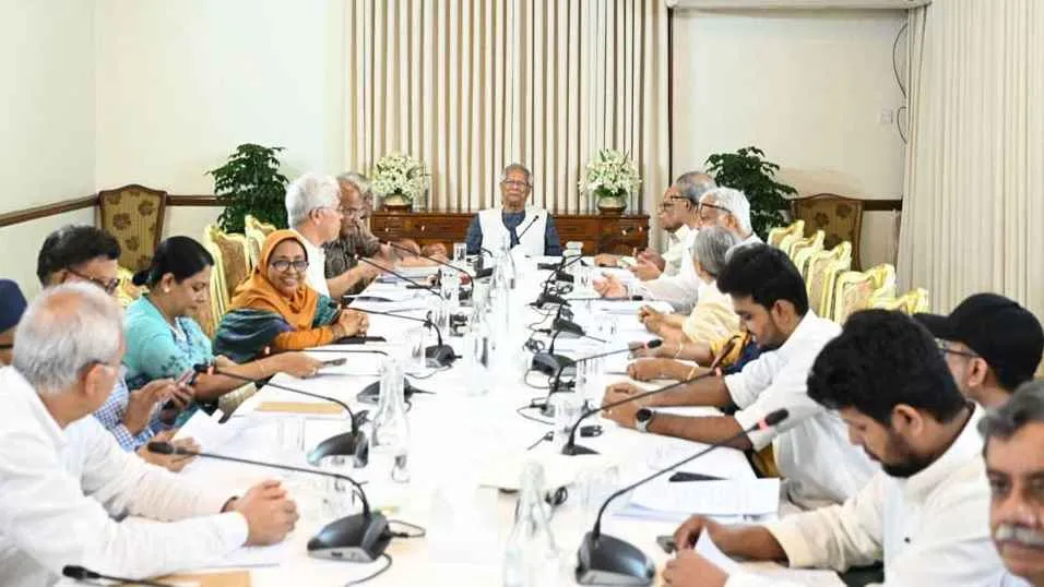 রাতে উপদেষ্টা পরিষদের জরুরি বৈঠক, আসতে পারে বড় সিদ্ধান্ত