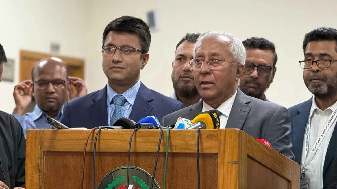 ভোটকেন্দ্রে মোবাইল নেওয়া যাবে, গোপন কক্ষে ছবি নয়: ইসি