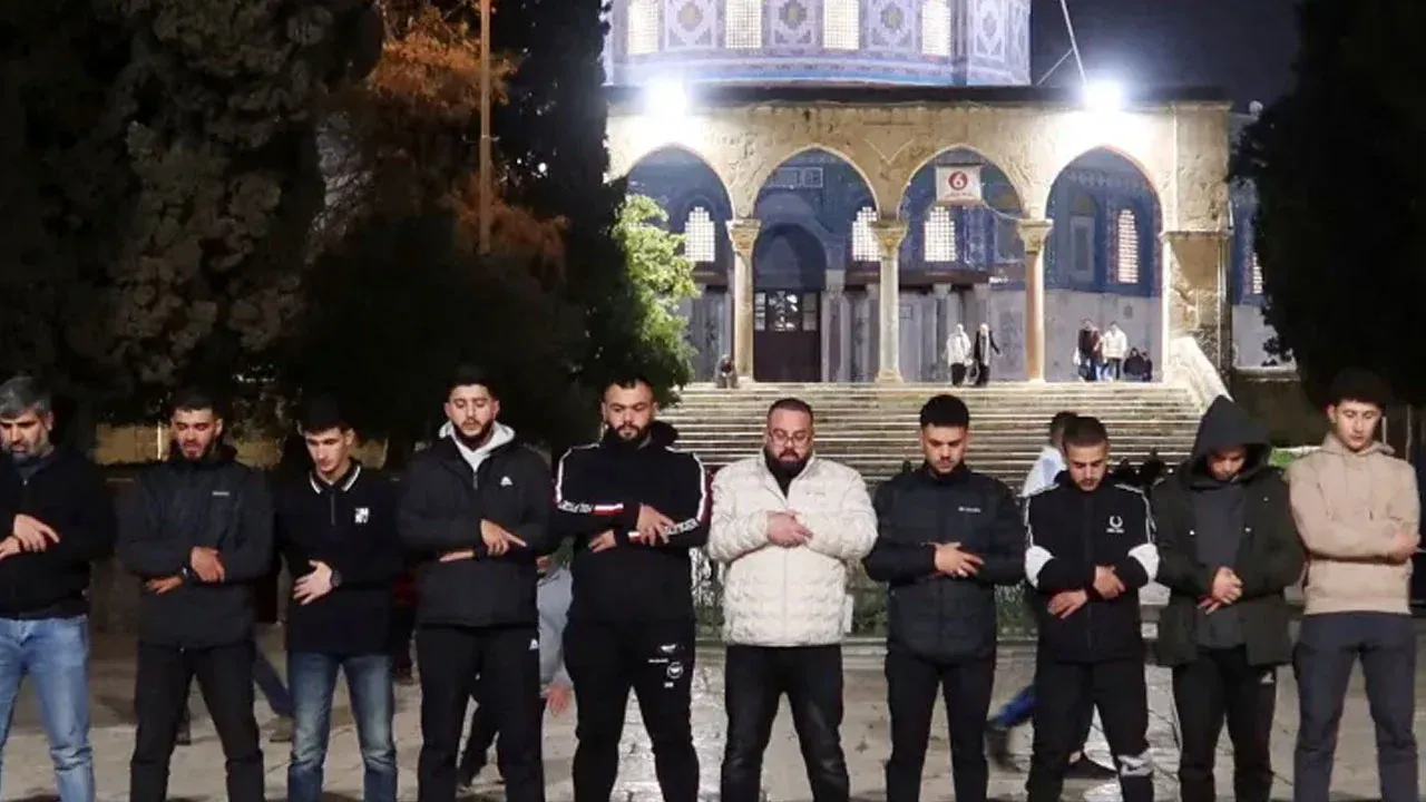 ৪০ দিনের নিষেধাজ্ঞার পর আল-আকসায় হাজারো মুসল্লির নামাজ আদায়