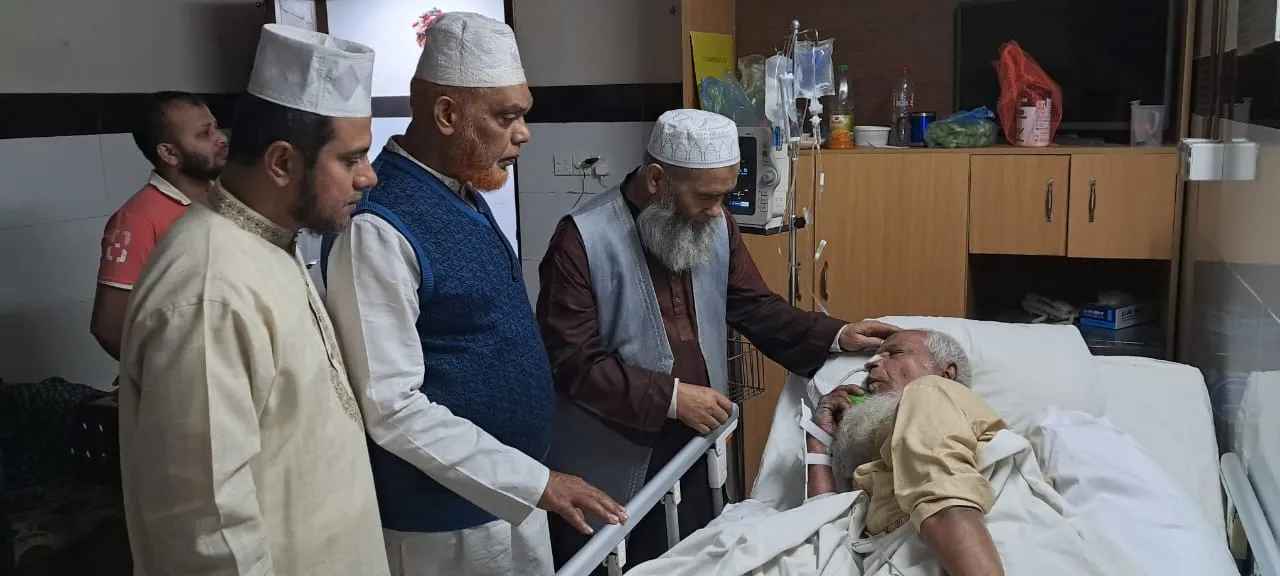 আল্লামা লুৎফর রহমানের শয্যাপাশে অধ্যাপক মুজিবুর রহমান