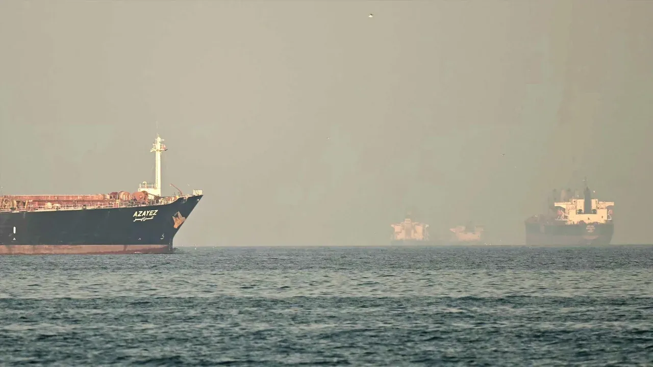 আরব আমিরাত উপকূলে জাহাজে অজ্ঞাত বস্তুর আঘাত