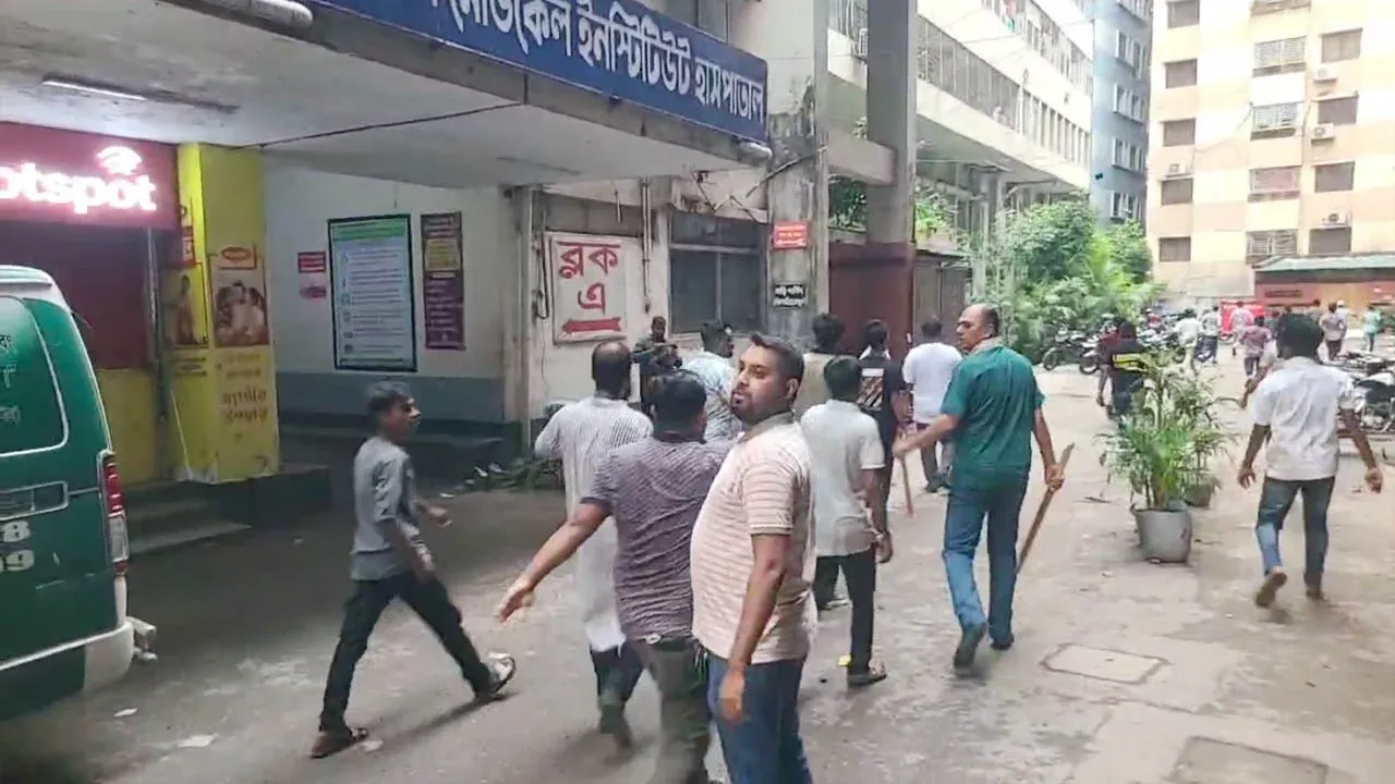হাসপাতালে আহত  ছাত্রদের উপর ফের ছাত্রদলের হামলা