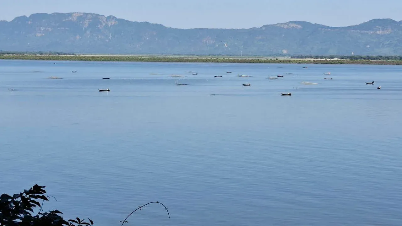 নাফ নদী থেকে পিতা-পুত্রসহ ৭ বাংলাদেশি জেলেকে ধরে নিয়ে গেছে আরাকান আর্মি