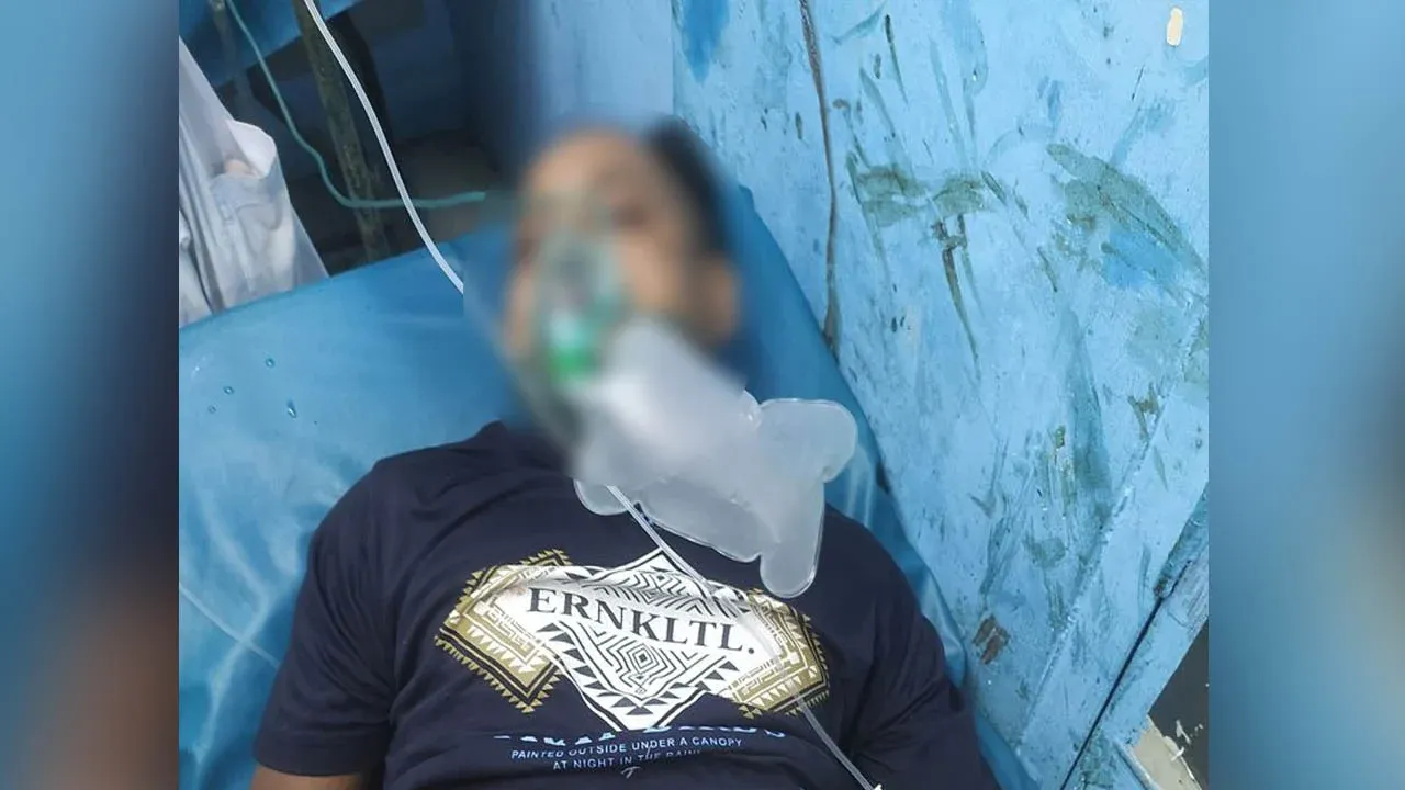 গুলিবিদ্ধ যুবককে অ্যাম্বুলেন্সে ঢাকায় নেওয়ার পথে পুণরায় গুলি