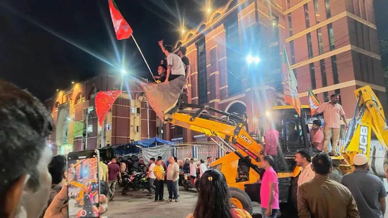 গেরুয়া বুলডোজারে  পশ্চিম বঙ্গে এাসের রাজত্ব