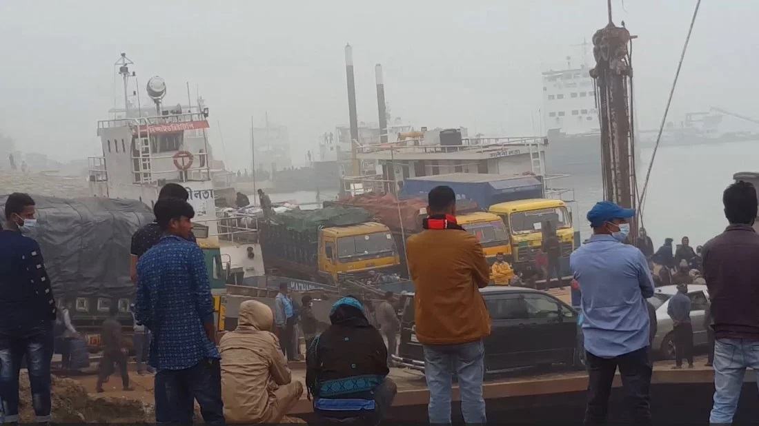 Dense fog halt ferries on Aricha-Kazirhat
