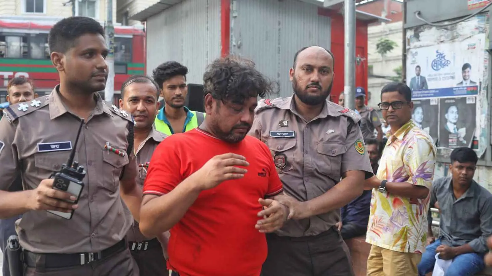 ট্রাফিক সিগনালে নারীর হার ছিনতাইয়ের সময় আটক ১