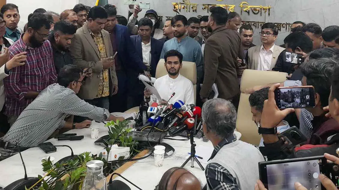 পদত্যাগের গুঞ্জন থাকলেও অপেক্ষায় আসিফ