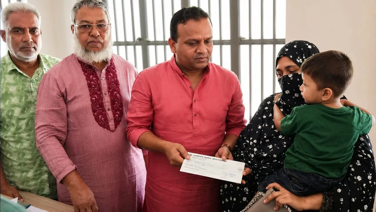 সদরঘাটে লঞ্চ দুর্ঘটনায় নিহতদের পরিবারকে আর্থিক সহায়তা প্রদান