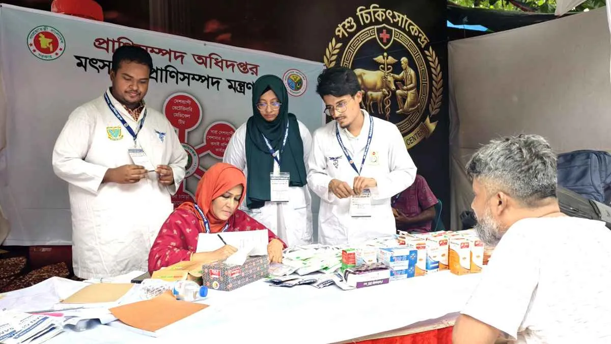 পশুর হাটে স্বাস্থ্যসেবা দিচ্ছেন বাকৃবির শিক্ষার্থীরা