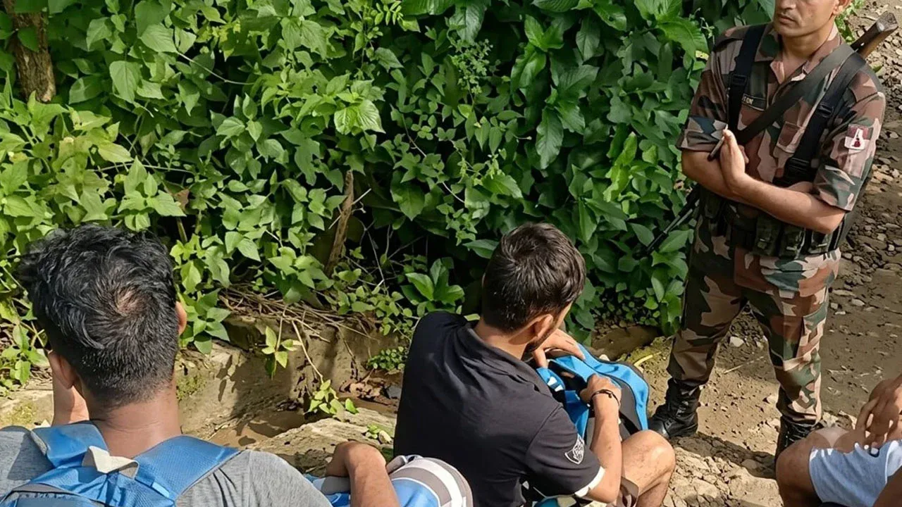 ভারত থেকে ফেরার সময় ১২ বাংলাদেশি আটক