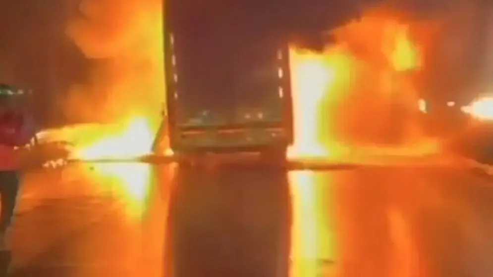 ভারতে যাত্রীবাহী বাসে ভয়াবহ আগুন, নিহত ১১