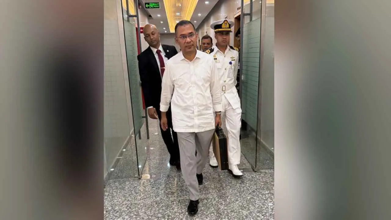 প্রথম মন্ত্রিপরিষদের বৈঠকে প্রধানমন্ত্রী, দেখা গেল ব্যতিক্রমী দৃশ্য