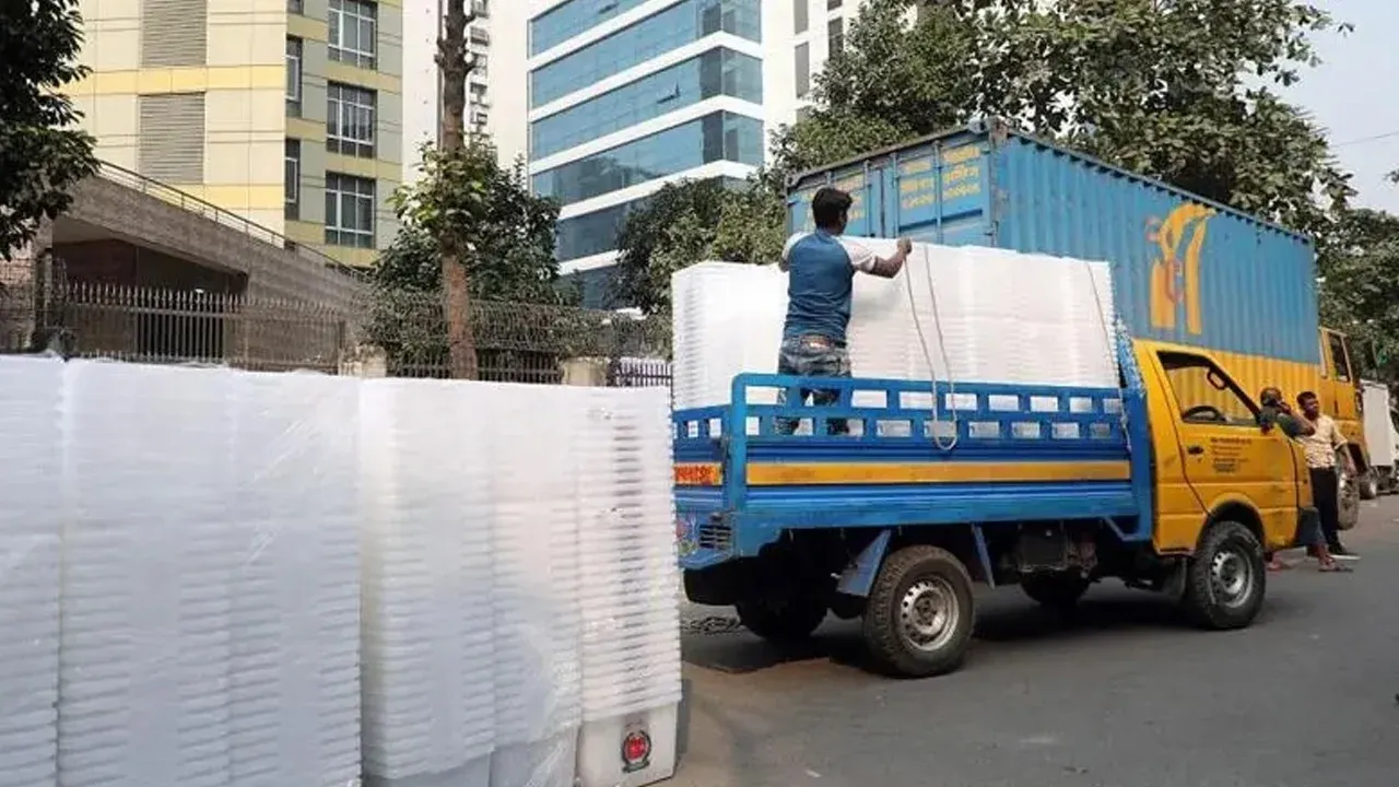 কেন্দ্রে-কেন্দ্রে পাঠানো হচ্ছে ব্যালট পেপার