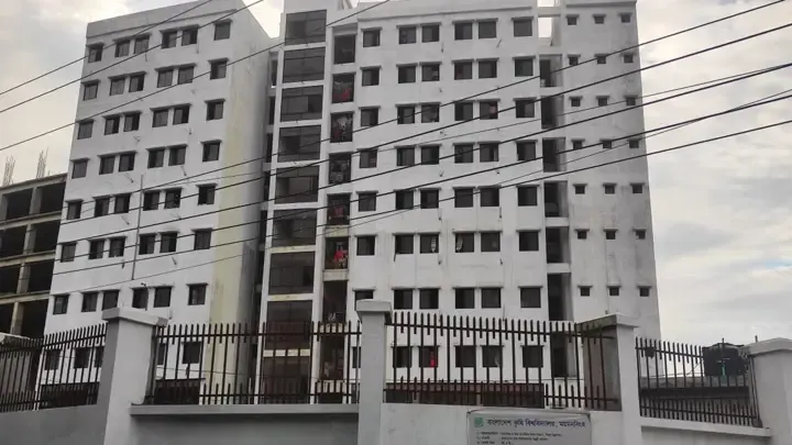 বছরেও চালু হয়নি লিফট, চরম ভোগান্তিতে শিক্ষার্থীরা
