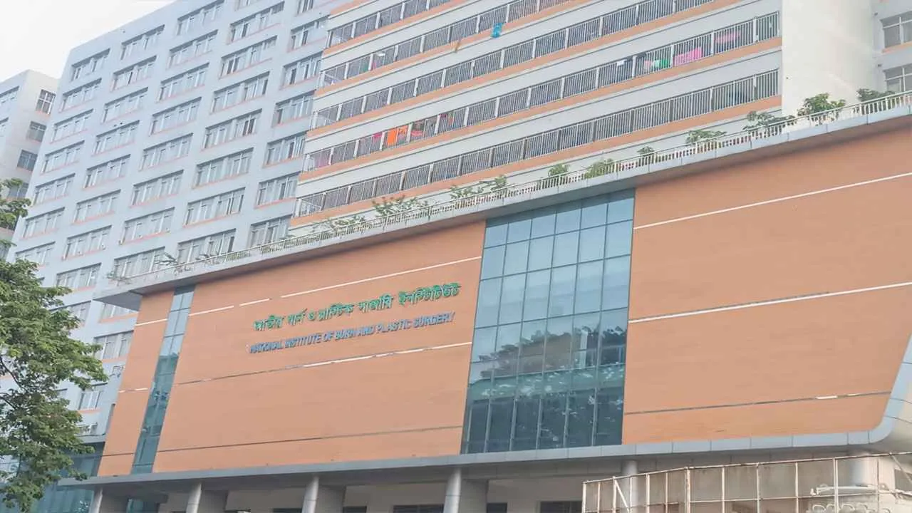 রাজধানীতে গ্যাস লিকেজ থেকে বিস্ফোরণ, অন্তঃসত্ত্বা নারীসহ দগ্ধ ১০