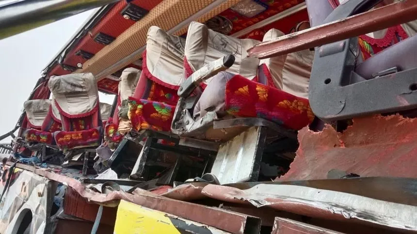 4 killed as bus rams into truck on Dhaka-Mawa highway