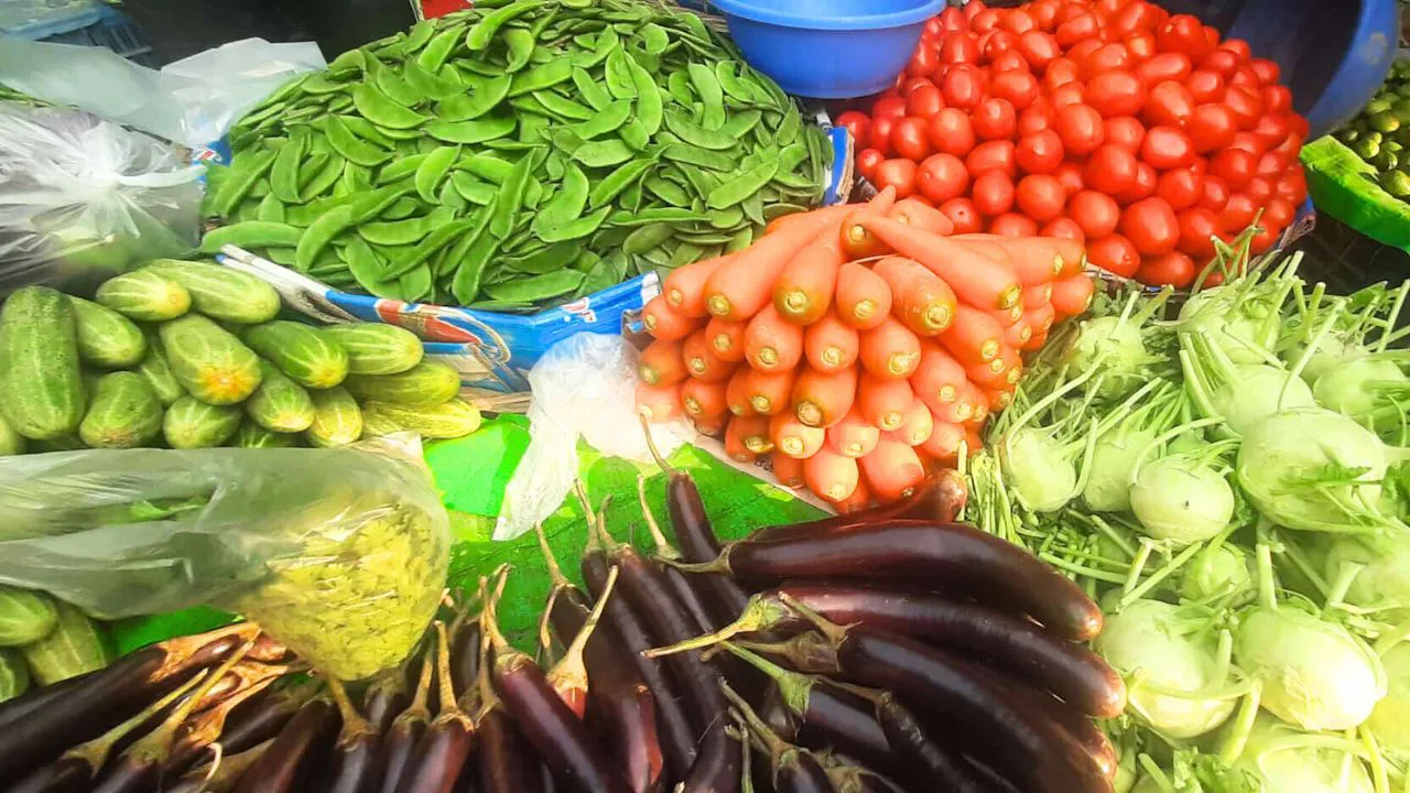 বাজারে শীতের সবজি ভরপুর, তবুও কমছে না দাম