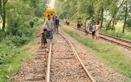 তীব্র গরমে ফের বেঁকে গেল রেললাইন