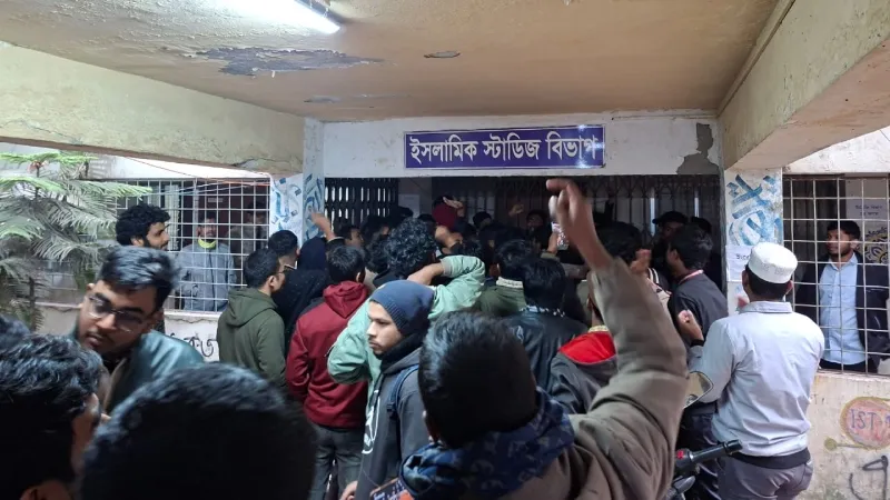 জকসু নির্বাচন : শিক্ষক সমিতির সভাপতিকে অবরুদ্ধ করে রেখেছে শিক্ষার্থীরা