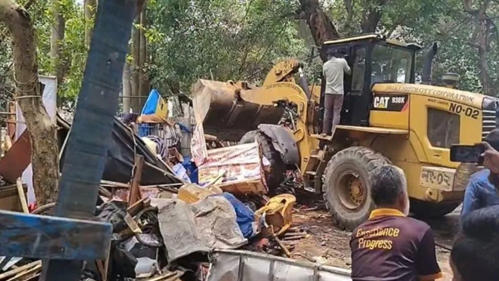 সোহরাওয়ার্দী উদ্যানে চলছে উচ্ছেদ অভিযান