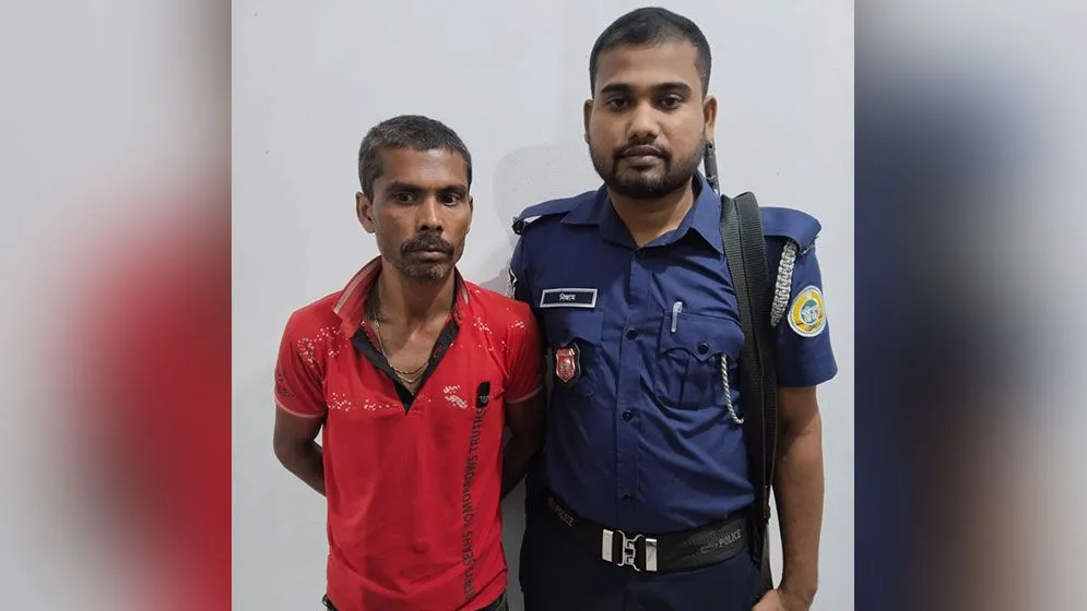 পূজা মন্ডপের গেট ভাঙচুরের সময় হিন্দু যুবক আটক