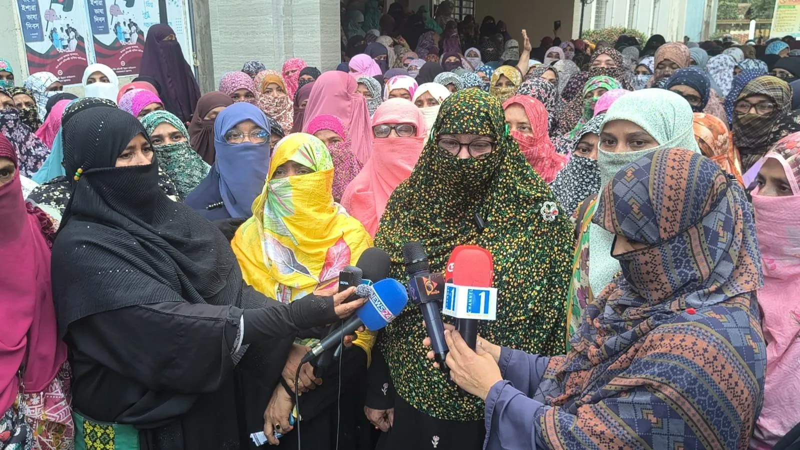 বিএনপি নেতার নেকাব বিদ্বেষী বক্তব্যের প্রতিবাদে নারীদের বিক্ষোভ