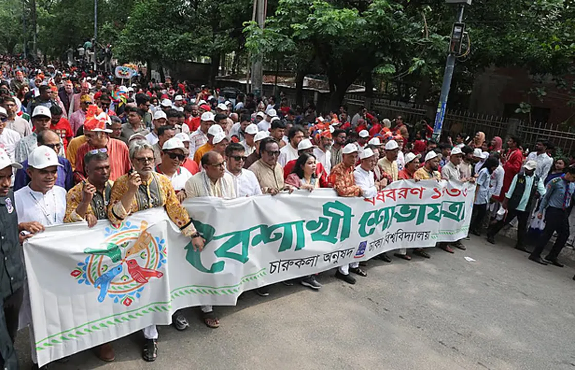 নববর্ষের বৈশাখী শোভাযাত্রায় মানুষের ঢল