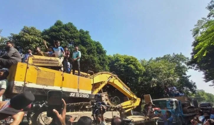 ৩২ নম্বরে যাওয়া বুলডোজার আটকে দিল সেনাবাহিনী