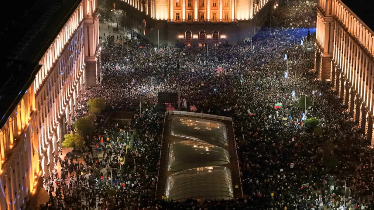 ব্যাপক বিক্ষোভের মুখে বুলগেরিয়া সরকারের পদত্যাগ